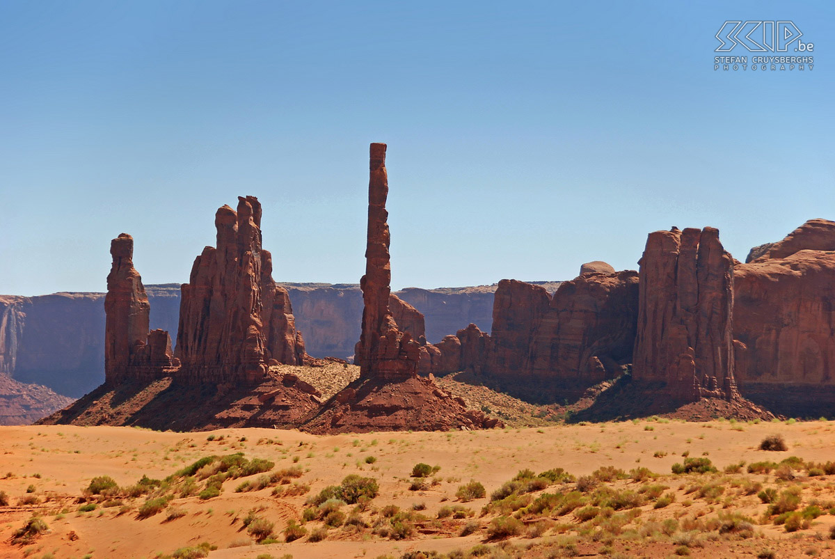 Monument Valley - Totem Pole and Sand Springs Monument Valley is een prachtige streek van het Colorado Plateau dat gekenmerkt wordt door een cluster van enorme zandsteen tafelbergen, gelegen aan de grens van de staten Arizona en Utah. De vallei ligt binnen het Navajo Nation Reservaat. Stefan Cruysberghs